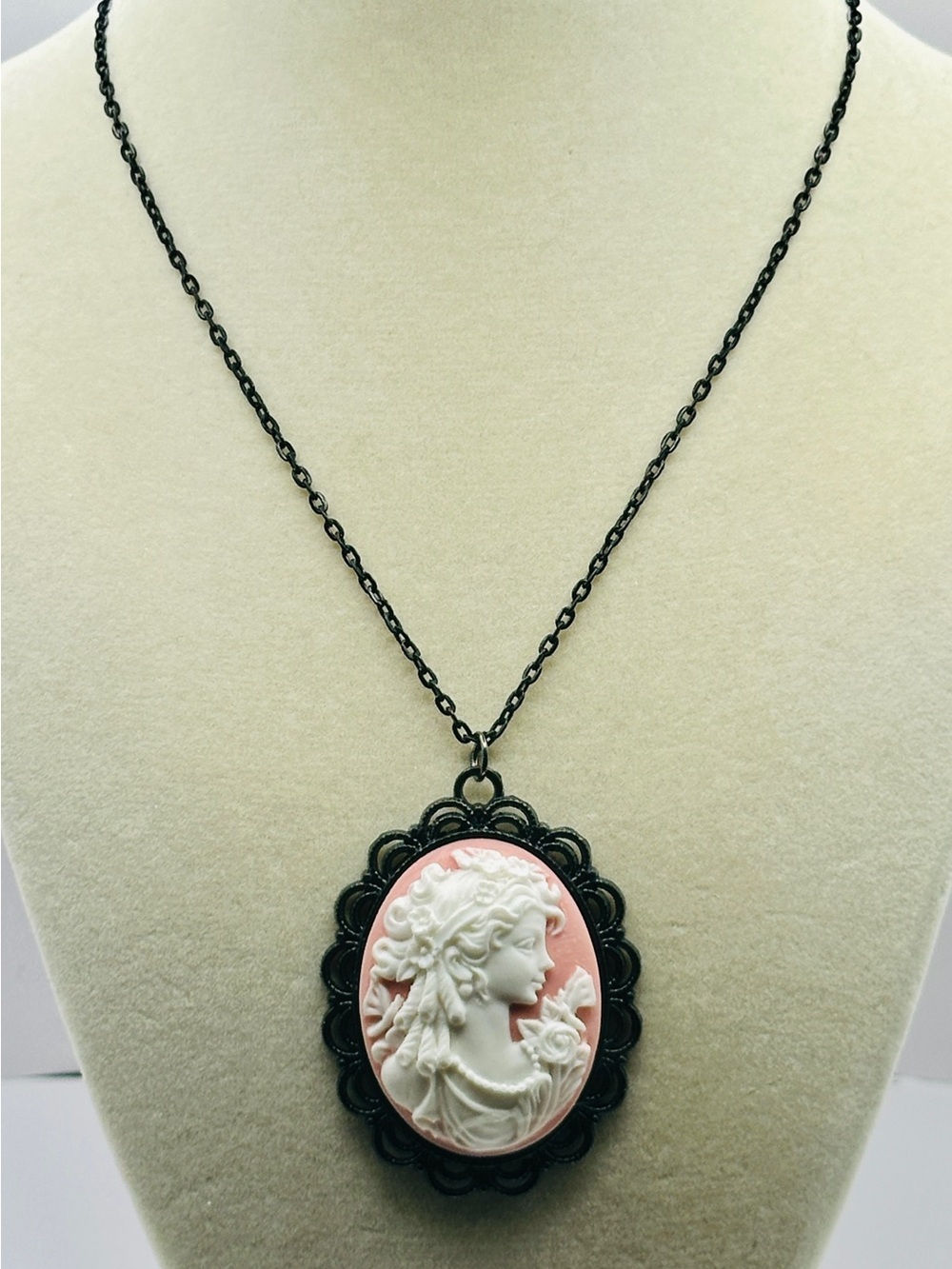 Victorian-Style Pink Cameo Pendant Necklace - Classic Women's Jewelry
